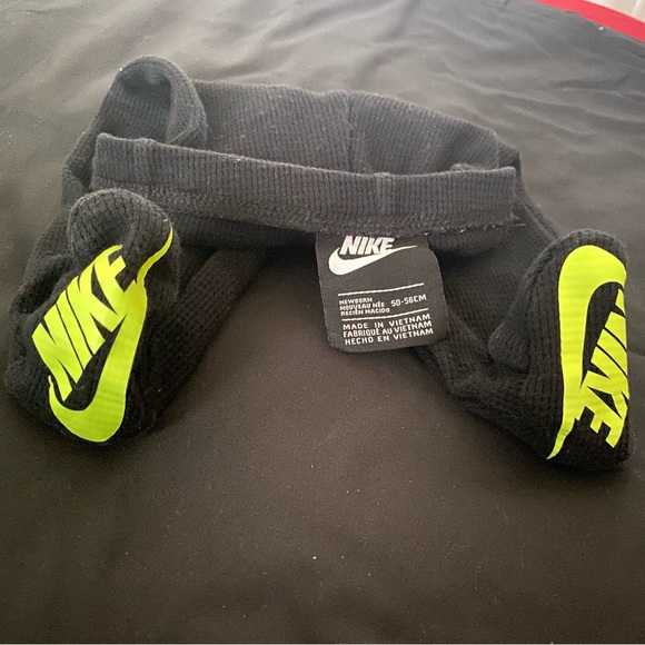 Nike Infant Boys' Active Wear 3 Piece set: Bodysuit, Footed Bottoms, Hat - Picture 3 of 3